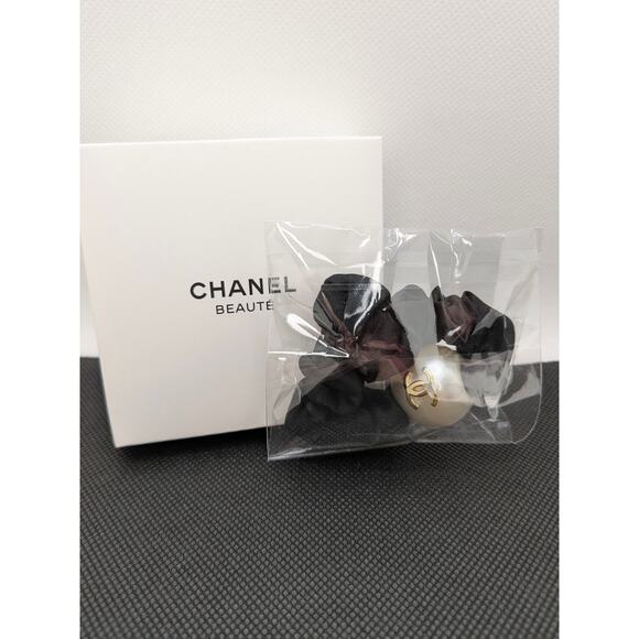 CHANEL BEAUTÉ BLACK HAIR SCRUNCHIE FAUX PEARL CHANEL LOGO NEW IN BOX